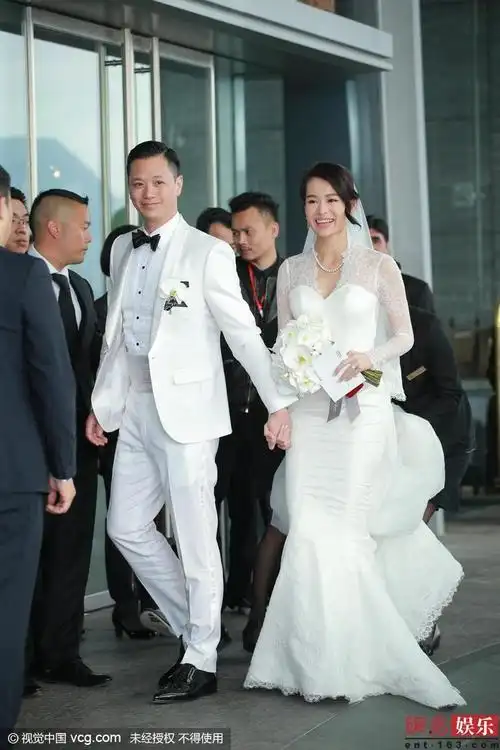 胡杏儿晒亲密合影为老公庆生