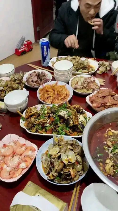 公公过生日大姑姐说我最辛苦做一桌菜不容易,非要发视频夸奖我,我说给