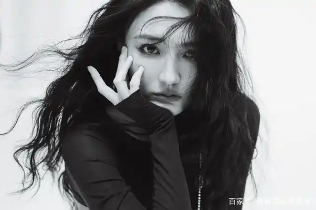 徐璐黑白酷飒大片曝光酷飒又撩 细腰长腿超养眼