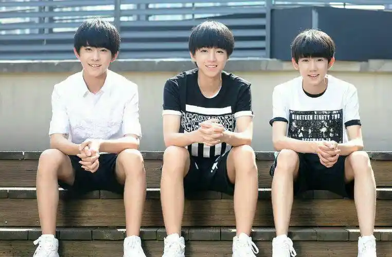 纵观tfboys三人组合的舞台,身为队长的王俊凯是当之无愧的c位,也是tf