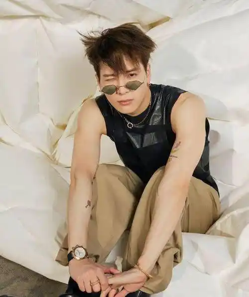 王嘉尔:能不能给我四首歌的时间_episode_长裤_运动