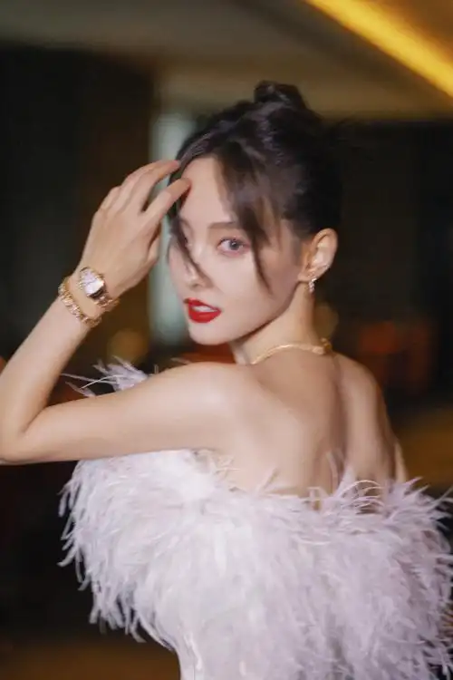 张嘉倪羽毛抹胸裙造型##点亮奇迹之光