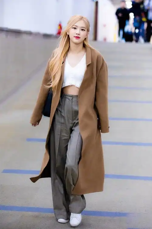 rose的好身材众所周知,双腿线条优美几乎没有赘肉,但是rose的私服中却