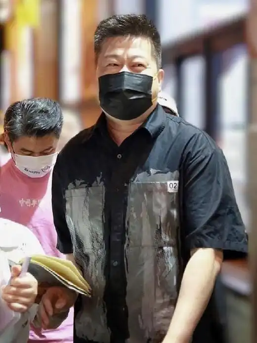 德云社六队小封箱,张鹤伦给观众签名引热议,伦哥越来越像师父了