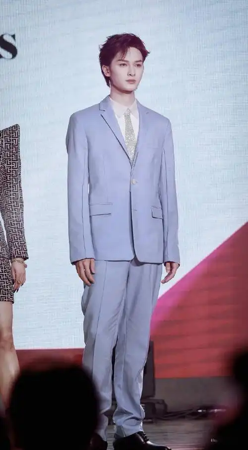 朱正廷一袭蔚蓝西装彰显洁净素雅 获年度挚爱最具人气男艺人奖