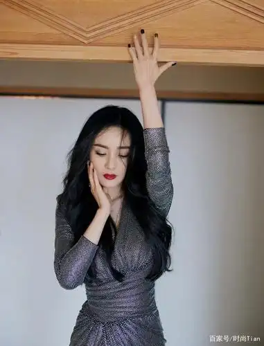 杨幂的"3d"身材真吸睛,身穿银灰色闪钻深v裙,女人味藏不住