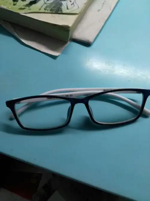 新配了一副眼镜,之前的坏了,所以按同样的度数配了一个,之前的戴着