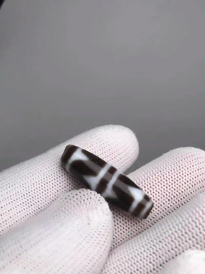 一颗精品双虎牙天珠,直径10的,长度3.3,品质好,孔道有磨 - 抖音