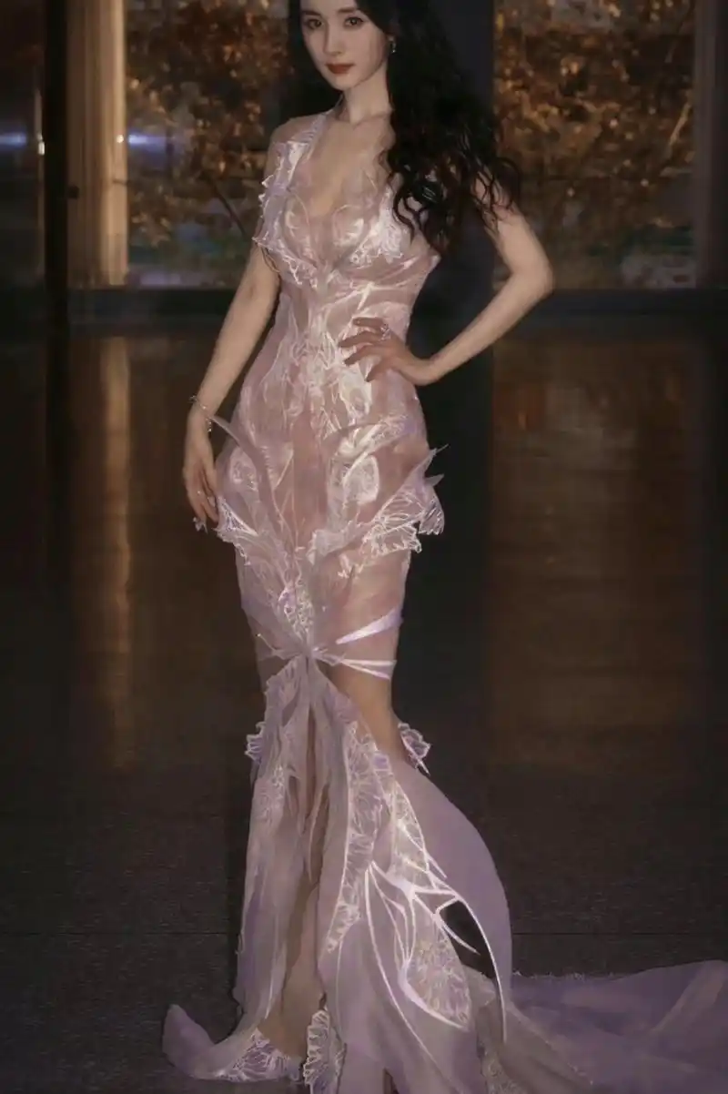 杨幂时尚芭莎这件蕾丝裙,真的是人鱼下凡!这s曲线,太诱惑人了!