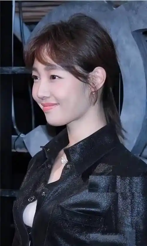 白百何美照曝光!肤白貌美大长腿,果然还是二婚更滋润