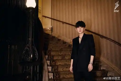 贵族王子@r1se-周震南 来啦 南南身穿黑色深v西装