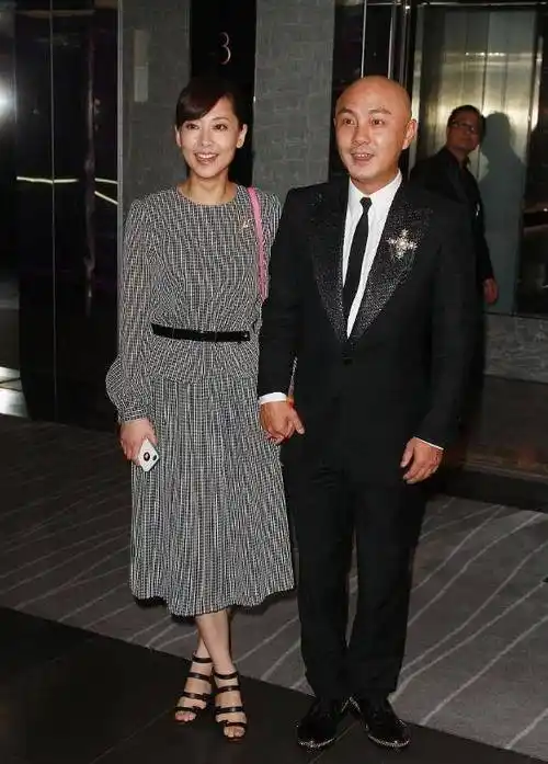 张卫健的老婆真挺会保养的,虽然已经是中年人,但依旧有颗少女心