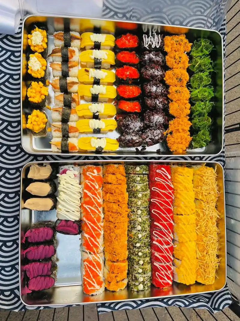 摆摊的一天.又尝试做了自选寿司97,还是卖的特别好,不到一小 - 抖音