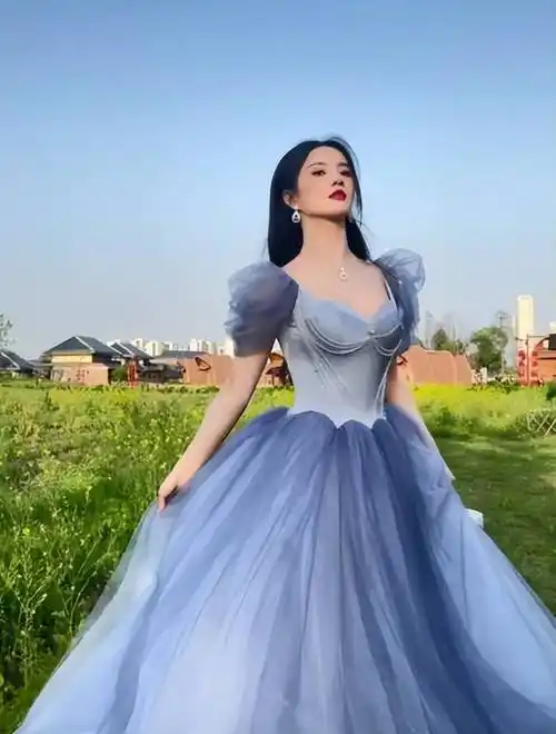 女星刘些宁晒长裙写真,侧颜像刘亦菲,出道6年气质不输给大明星_照片