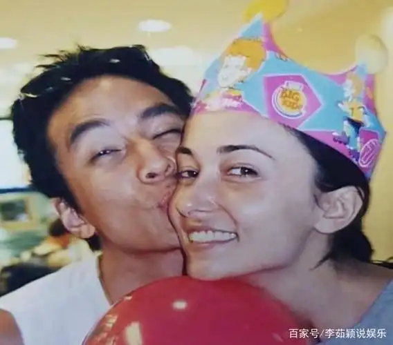 47岁吴彦祖为老婆庆生,女方皱纹明显,男方头发少尽显老态