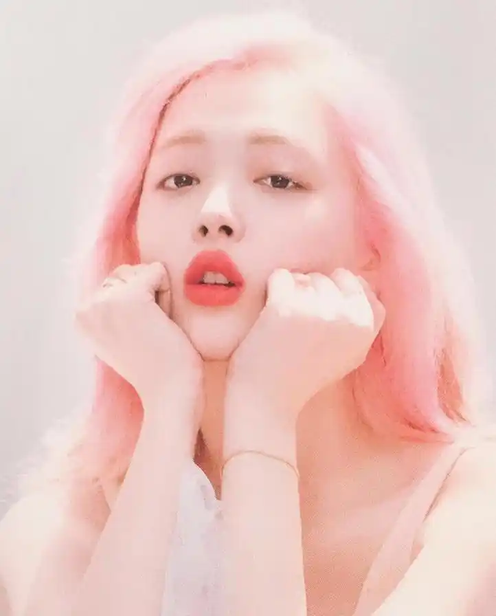 头染粉发的崔雪莉,简直不要太美,真不愧是人间水蜜桃!