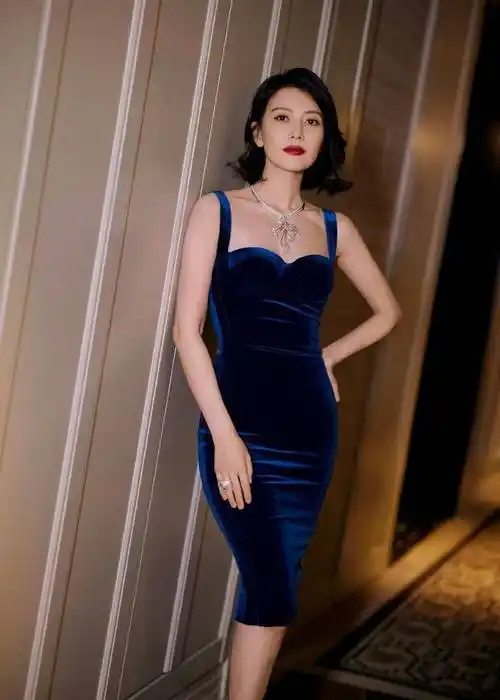 高圆圆穿丝绒礼服大秀曼妙身材!肤白貌美太性感撩人_事业_蓝色_吊带