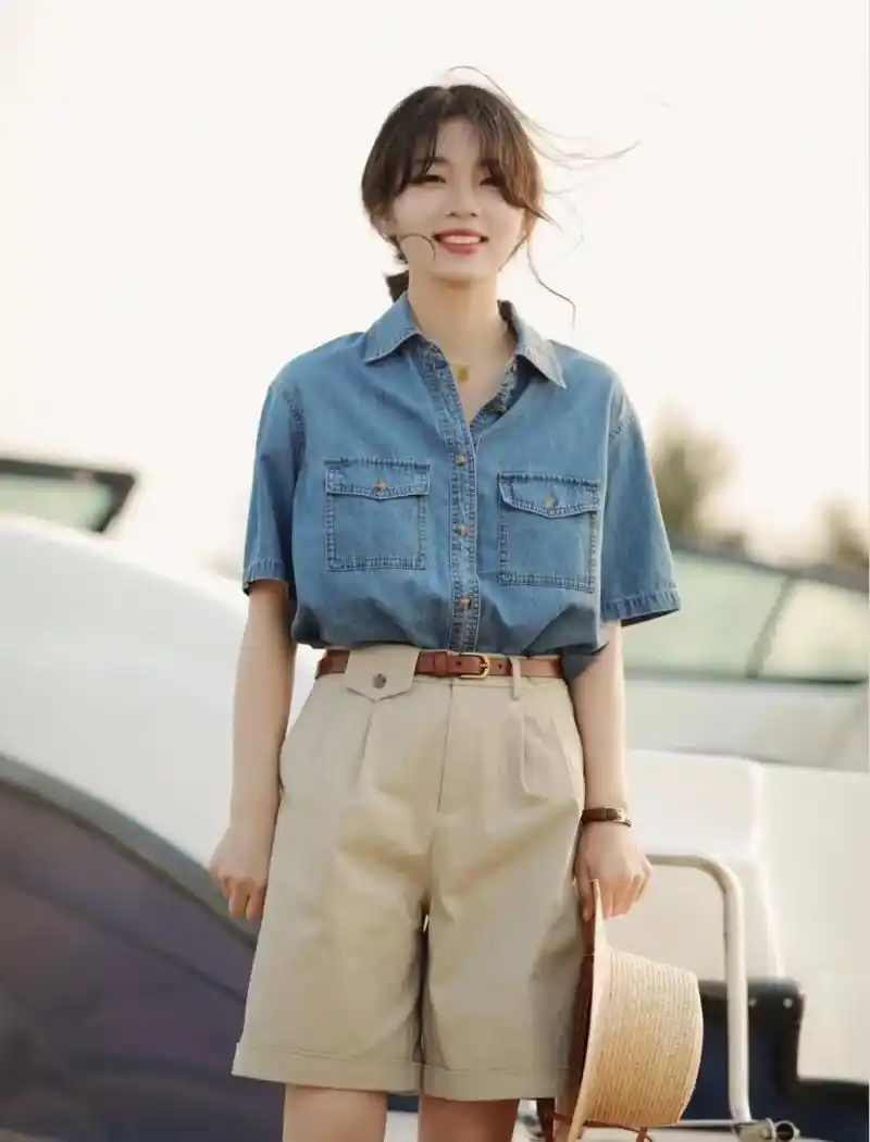 卡其色短裤配什么颜色短袖?学会这些色彩搭配,穿出气质美