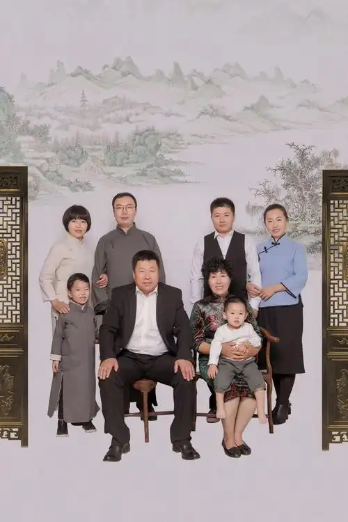 他姥爷,姥姥,舅舅,舅妈,弟弟拍全家福.亲人8人相聚.