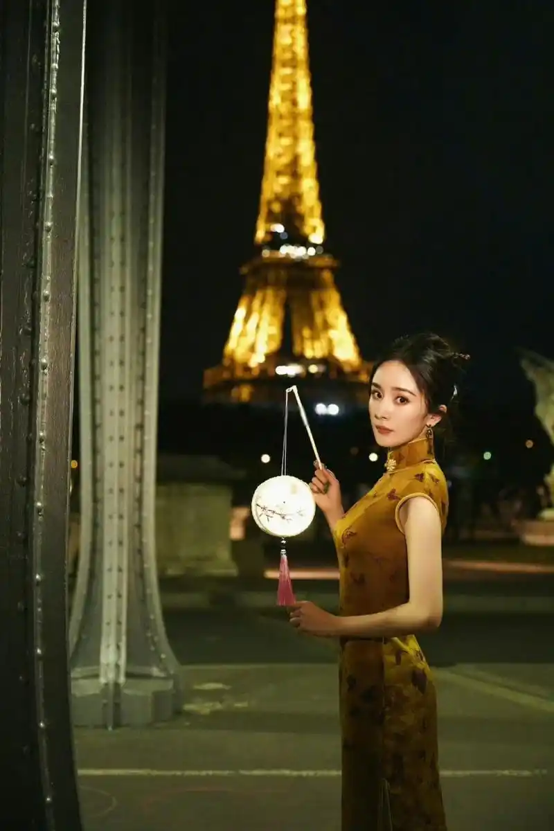 angelababy和杨幂在巴黎时装周的对比,一个去疯马秀看脱衣舞女爱豆,一