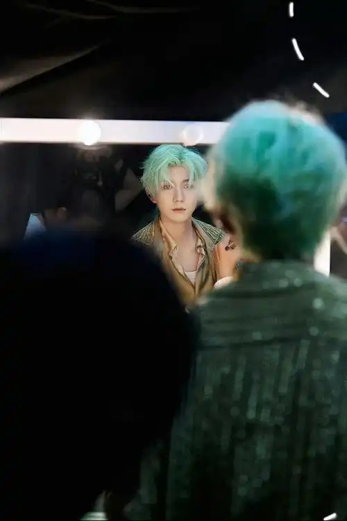 王源绿发怼脸镜头##王源客厅狂欢巡演#别看王源瘦归瘦,浑身都蚀大