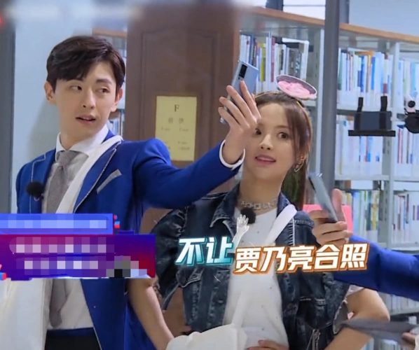 原创邓伦护着杨超越离开,谁注意他的手放在哪儿:现在路转粉不晚吧?