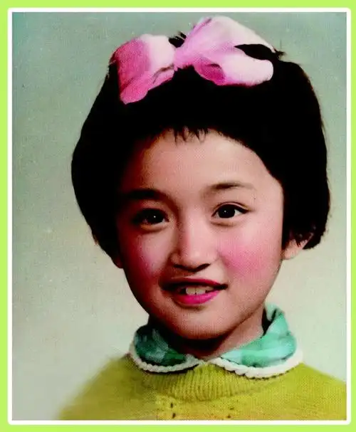 小时候的杨钰莹继承了母亲的美貌,在童年的时候就已经有美人坯子的