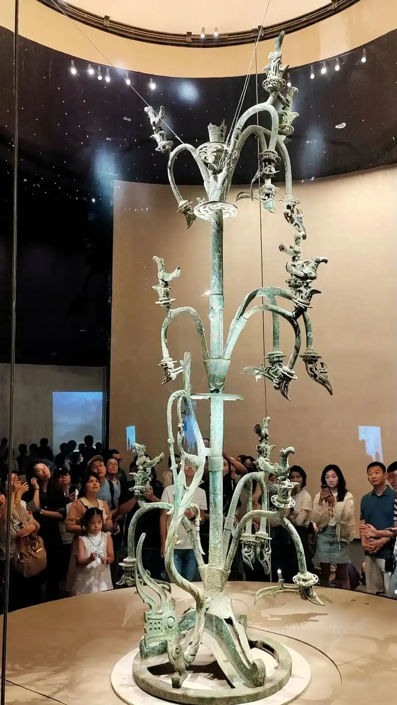 (三星堆镇馆四宝之 青铜大神树)很多人都说像大神树这种文物, - 抖音