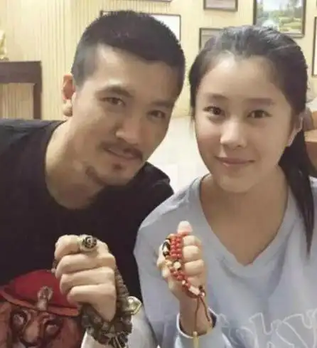 但在这光鲜亮丽的背后,黄圣依也曾因为和丈夫杨子的婚姻备受争议.