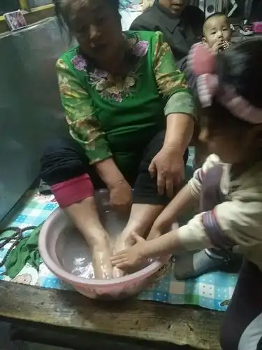 给爷爷奶奶洗脚