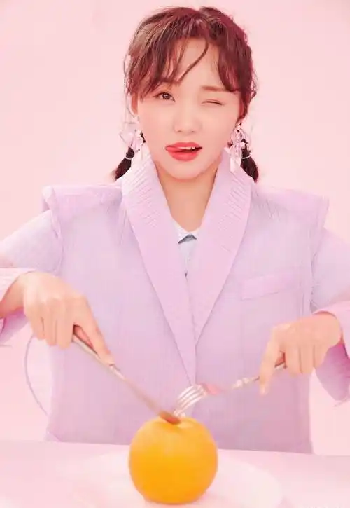 她出道前学了12年杂技,今穿粉色西装背桃心包,浓浓可爱风_吕小雨_时尚