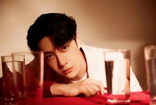 王一博被举报偷税漏税,与父亲合开公司避税,乐华账目泄露了信息|肖战