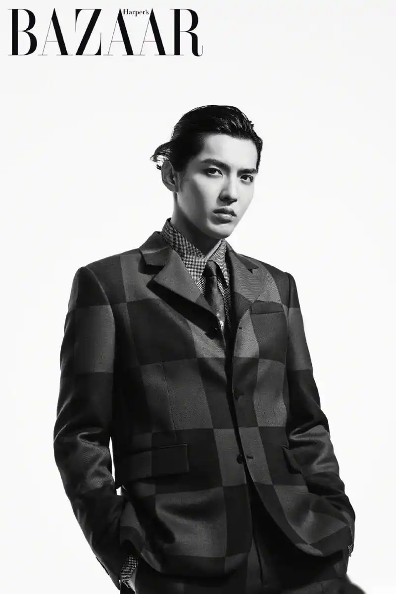 吴亦凡登上七月刊封面展现多样魅力,湿发白衬衫风度翩然,简约有型.