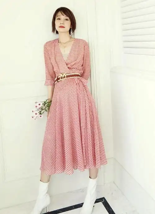 马伊琍的身材竟然这么绝穿黑色抹胸连衣裙香肩美背让人心动