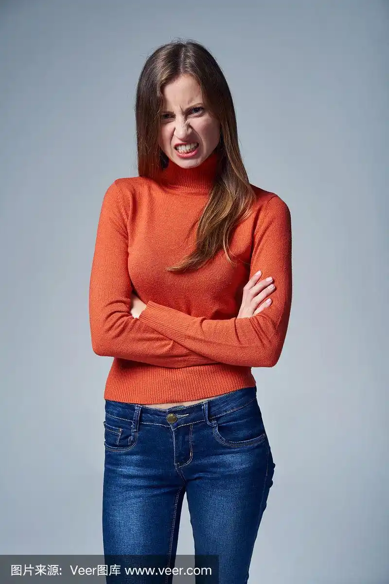 穿着牛仔裤,表情愤怒的女人