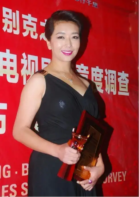 江珊终于高调一回穿黑色深v领连衣裙配短发芭比粉口红显气场