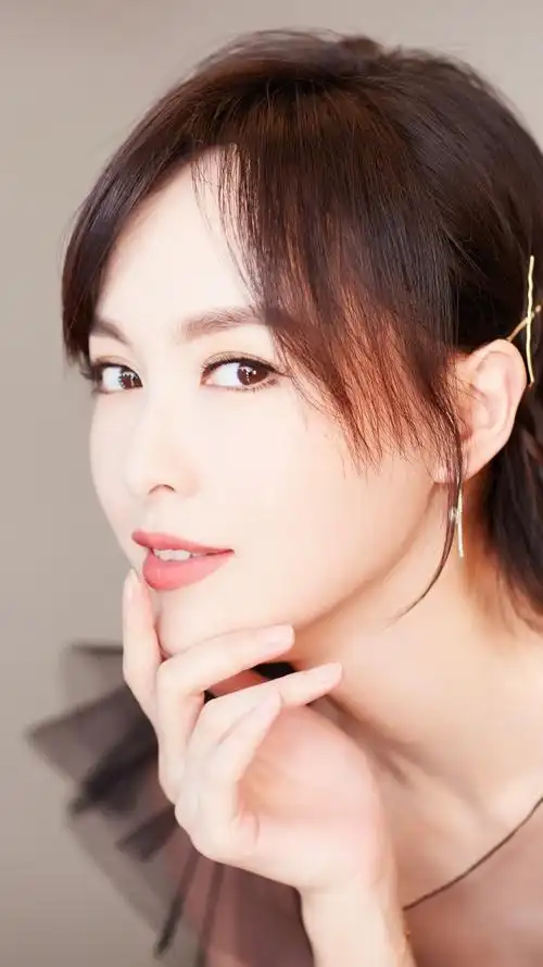 唐嫣精美壁纸:美糖这小眼神,魂都要被她勾走了