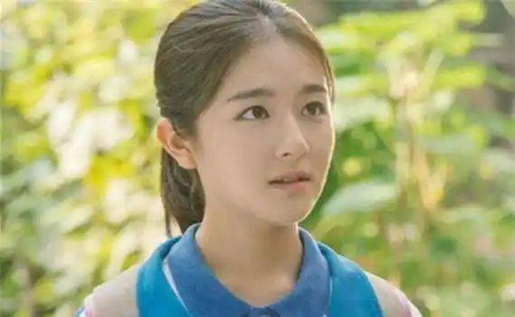 长着张"学生脸"的女星,谭松韵邢菲不算啥,她37岁还像高中生