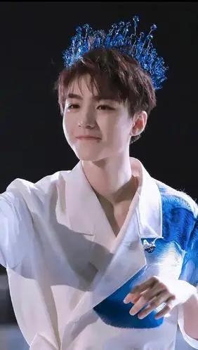 王俊凯露肩锁骨照太撩人,粉丝大呼顶不住