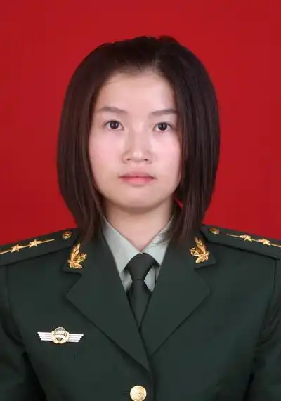 人的大火,她临危不乱,勇闯火海,用行动忠诚履行了一名军人的光荣职责