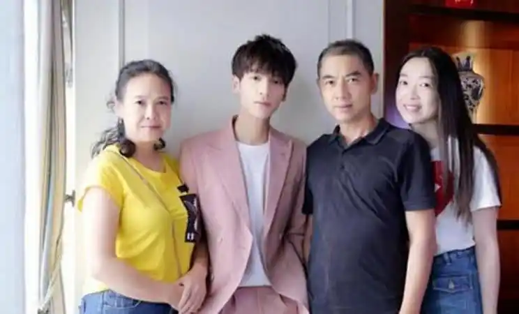 明星父母的基因都太强大了,网友纷纷为邓伦的父亲点赞!