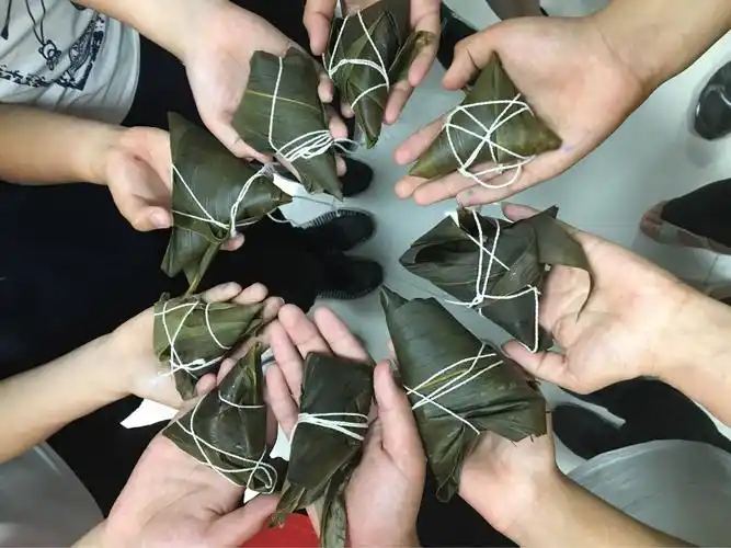 浓浓粽子香,悠悠端午情——记启明小学六年级学生包粽子体验活动