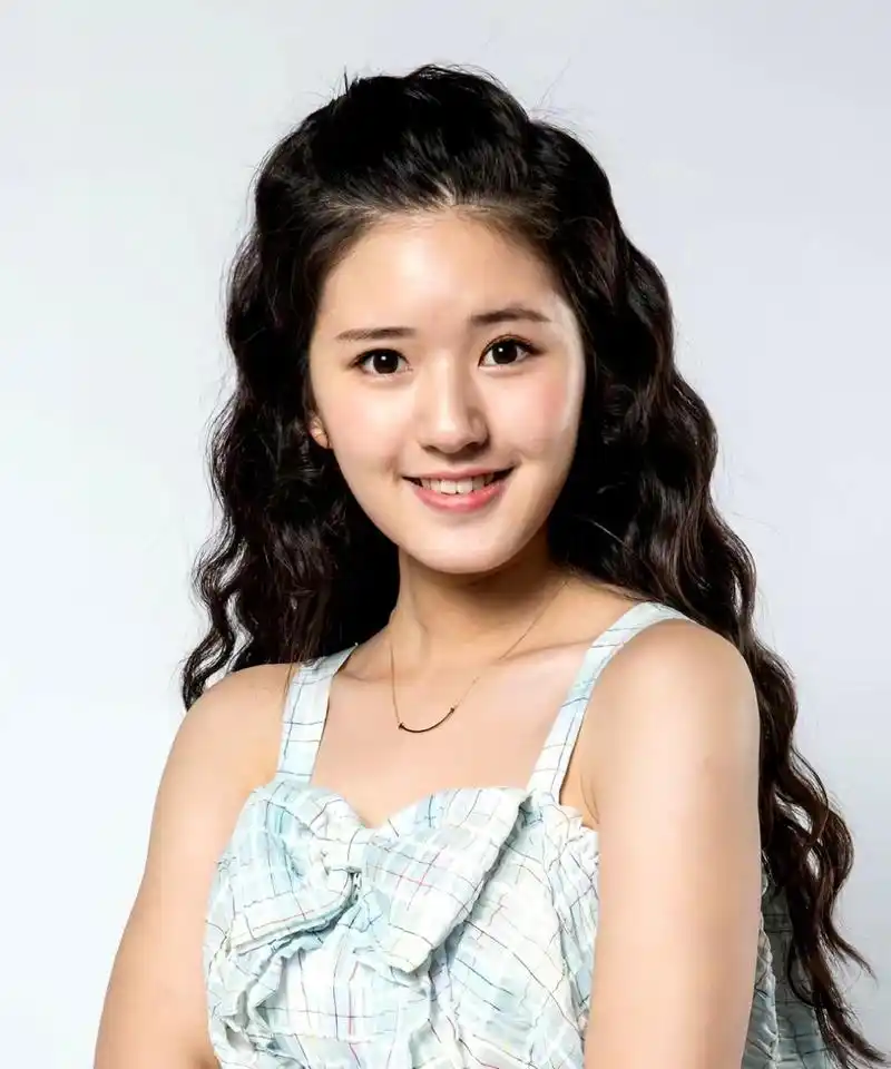 赵露思为什么会有大小眼?而且这个造型师的搭配能力也太差了吧!