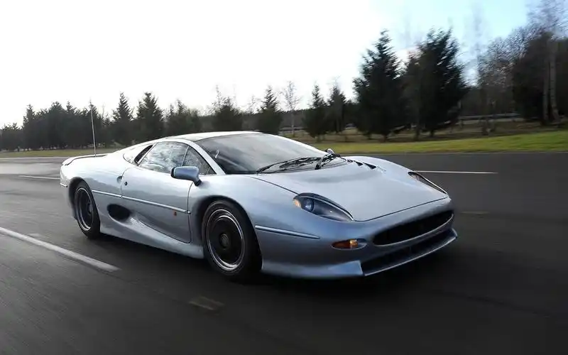 一代经典捷豹xj220跑车桌面壁纸