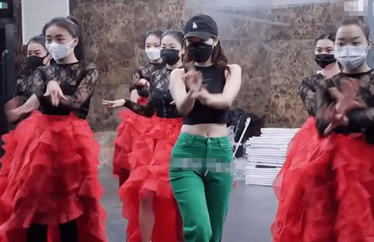 李菲儿跳舞抹胸衣意外滑落急忙捂胸口防走光表情淡定舞姿性感