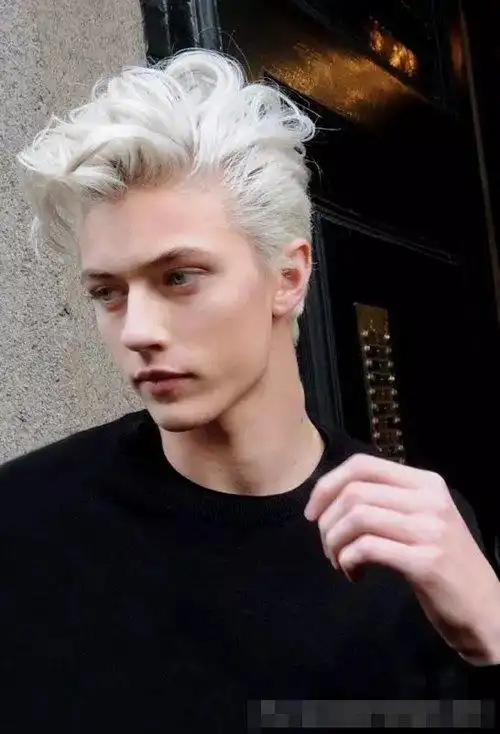 男生独一无二银白发色格外显帅 最新国外风格短卷发尽显时尚