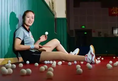 "独腿女孩"每天挥拍8小时 随身带消毒水擦洗伤口