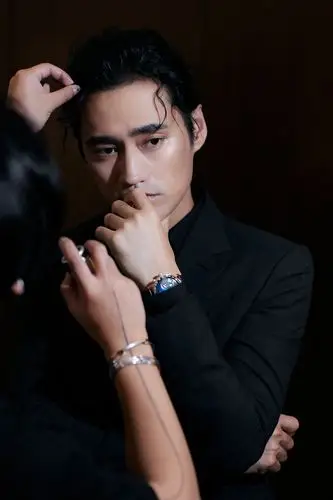 袁弘黑色西装搭配帅气卷发造型酷感时髦