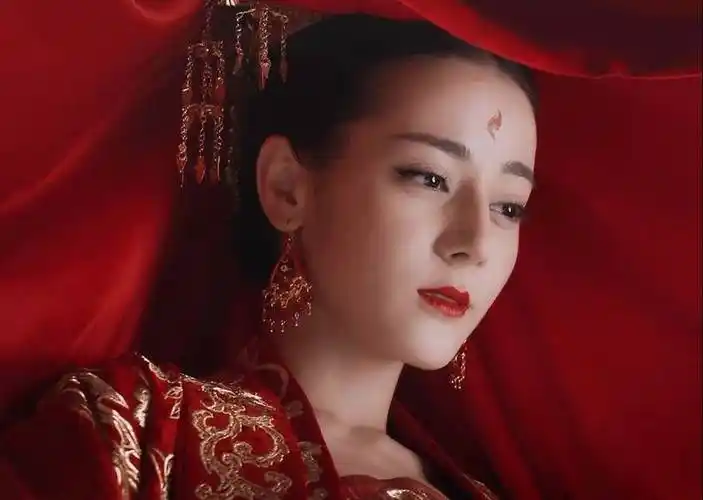 迪丽热巴是网友公认最适合穿红衣的女星了,而在古装剧中,迪丽热巴每次