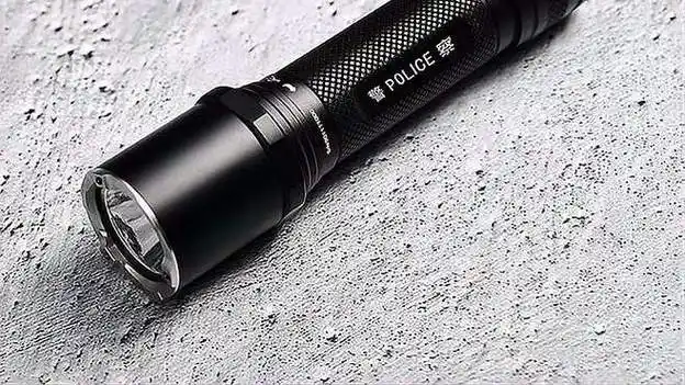 警用战术手电爆闪模式为何说是防身必备,防身的原理是什么-体育视频